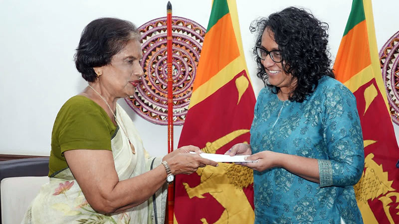 Former President Chandrika Bandaranaike Kumaratunga handing over a cheque to Prime Minister Dr. Harini Amarasuriya at the Prime Minister’s Office for Cyclone Ditwah relief