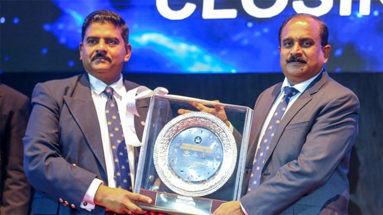 Army Commander Lieutenant General Lasantha Rodrigo with Deputy Minister of Defence Major General Aruna Jayasekara (Retd)