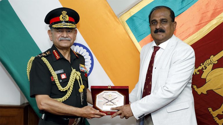 The Chief of the Army Staff of the Indian Army, General Upendra Dwivedi and Sri Lanka’s Deputy Minister of Defence, Major General Aruna Jayasekara (Retd) exchange a commemorative plaque