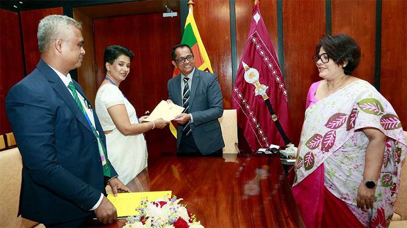 New Auditor General Ms. Samudika Jayaratne takes the oath of secrecy before Speaker Dr. Jagath Wickramaratne