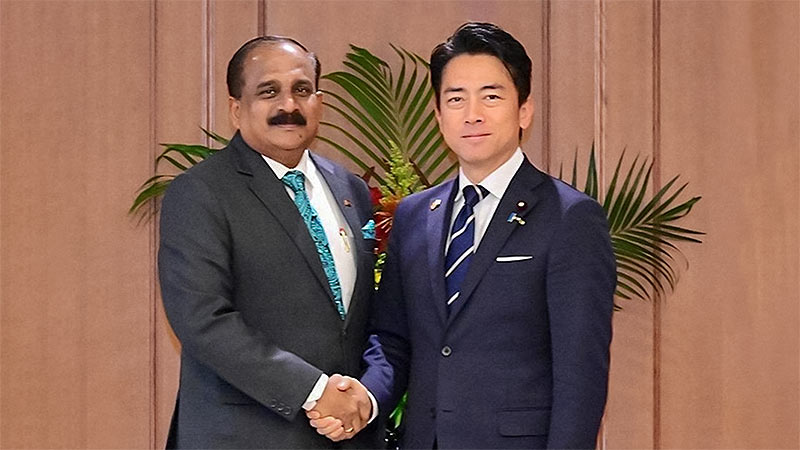 Sri Lanka’s Deputy Defence Minister Aruna Jayasekara and Japan’s Defence Minister Shinjirō Koizumi shake hands during a high-level meeting in Tokyo