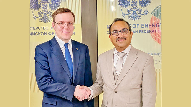 Sri Lanka’s Transport Minister Bimal Rathnayake and Russia’s Deputy Energy Minister Roman Marshavin shake hands during talks in Russia on Sri Lanka’s energy supply
