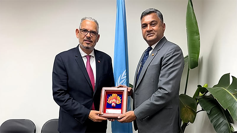 Sri Lankan Defence Secretary Air Vice Marshal (Retd) Sampath Thuyacontha presents a plaque to Haitian Prime Minister Alix Didier Fils-Aimé in New York