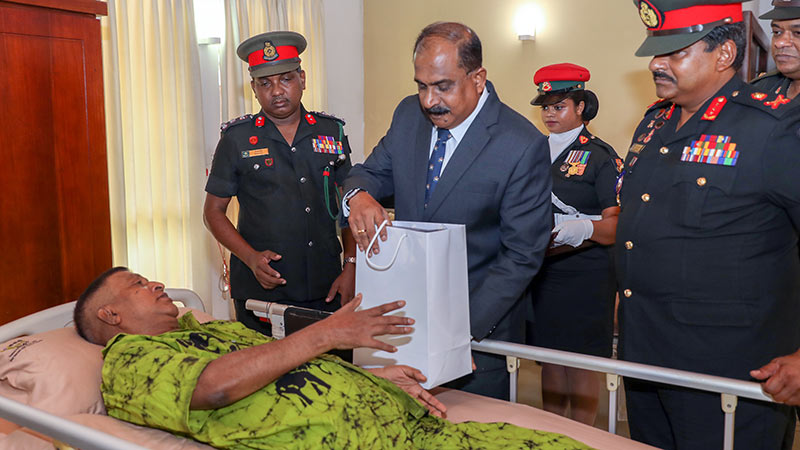 Deputy Defence Minister Major General (Retd) Aruna Jayasekara meets differently-abled war veterans at Mihindu Seth Medura in Attidiya