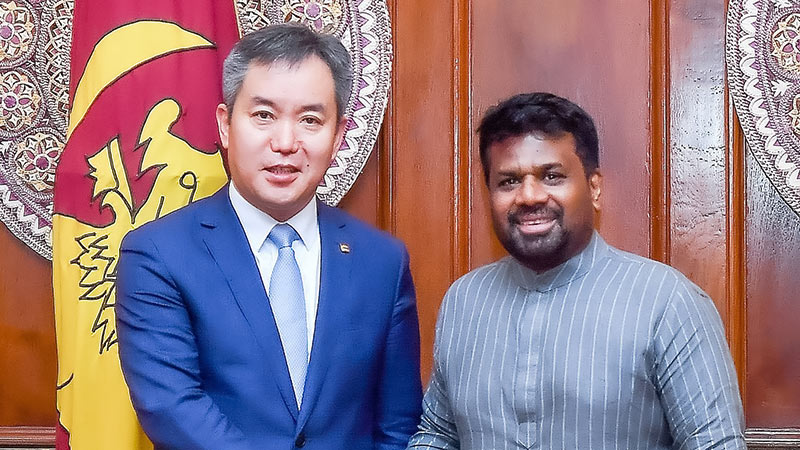 Sri Lanka President Anura Kumara Dissanayake shakes hands with CHEC Chairman Bai Yinzhan during a meeting at the Presidential Secretariat in Colombo