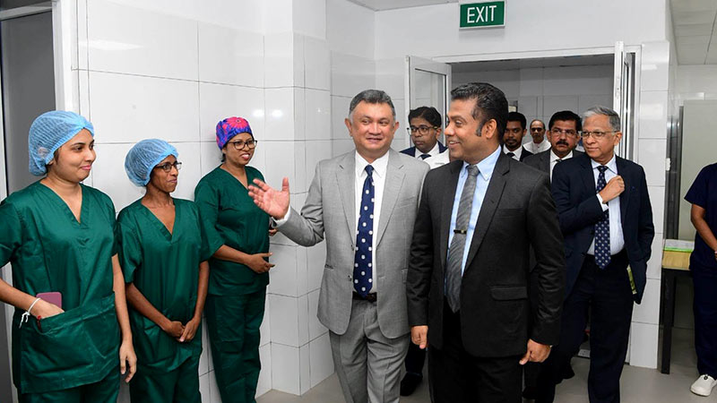 Minister Dr Nalinda Jayatissa and other officials entering the Mirigama Kidney Stone Treatment Centre as health staff welcome them