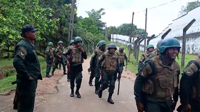 Sri Lanka Army personnel arrive at Kuruwita Prison during unrest
