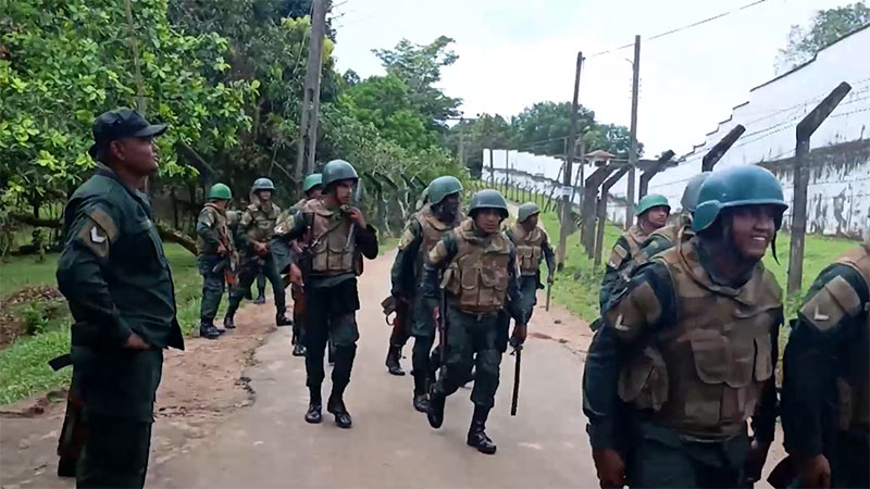 Sri Lanka Army personnel arrive at Kuruwita Prison during unrest
