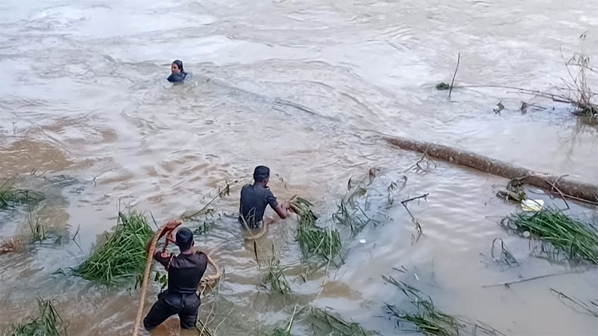 Sri Lanka Army soldiers rescuing a woman from the Mahaweli River in Kandy