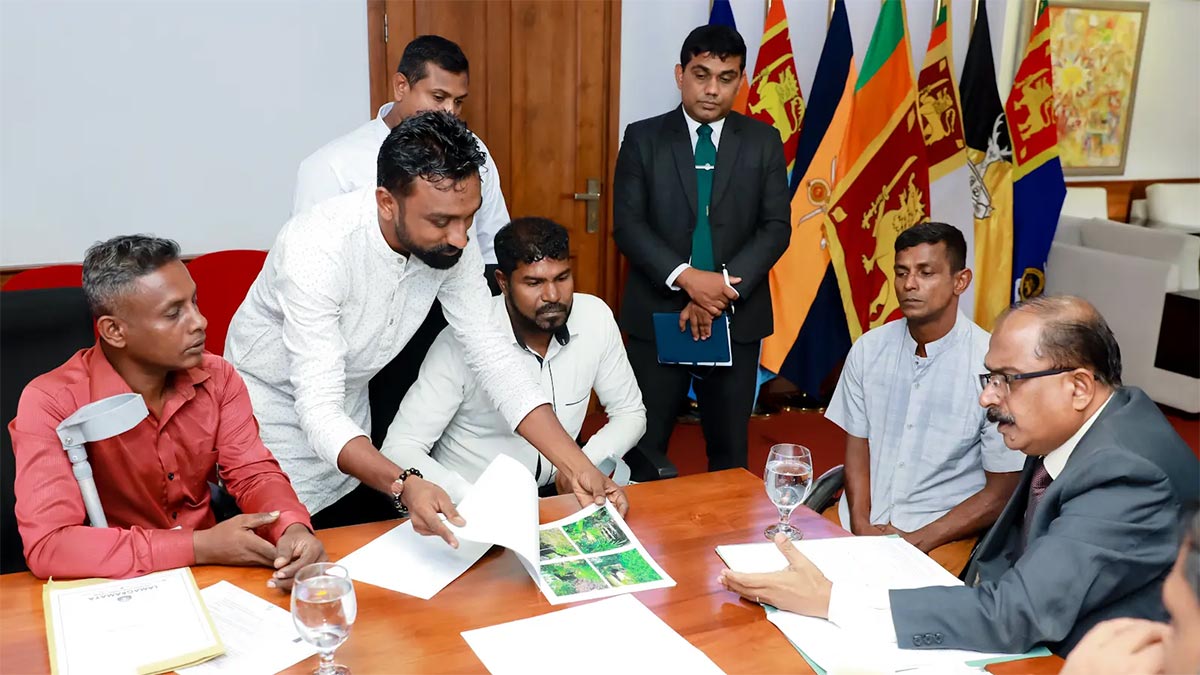 Deputy Minister of Defence Major General Aruna Jayasekara (Retd) listening to concerns raised by retired Tri-Forces personnel during the special Public Day programme in Colombo