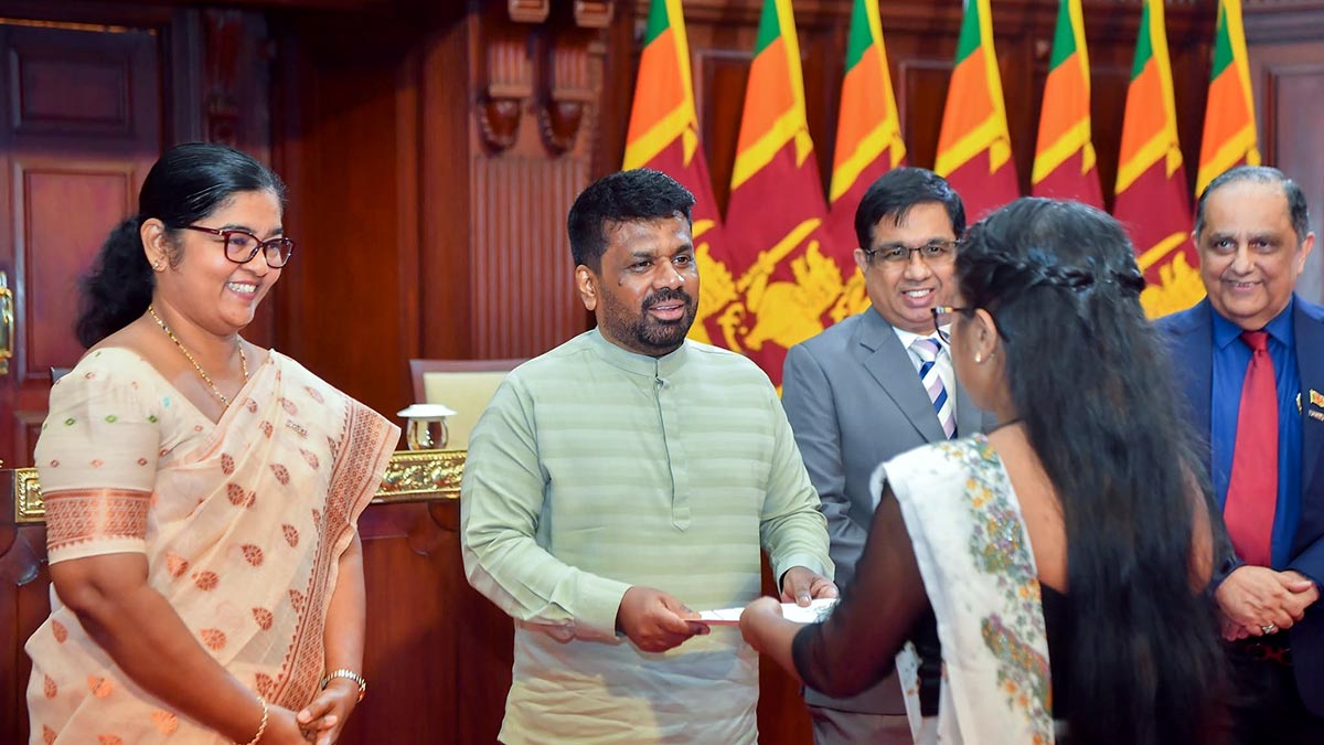 Sri Lanka President Anura Kumara Dissanayake presenting housing assistance to a woman under the Diriyaata Saviyak programme, alongside Minister Saroja Paulraj, Dr. Nandika Sanath Kumanayake and Western Province Governor Hanif Yusoof