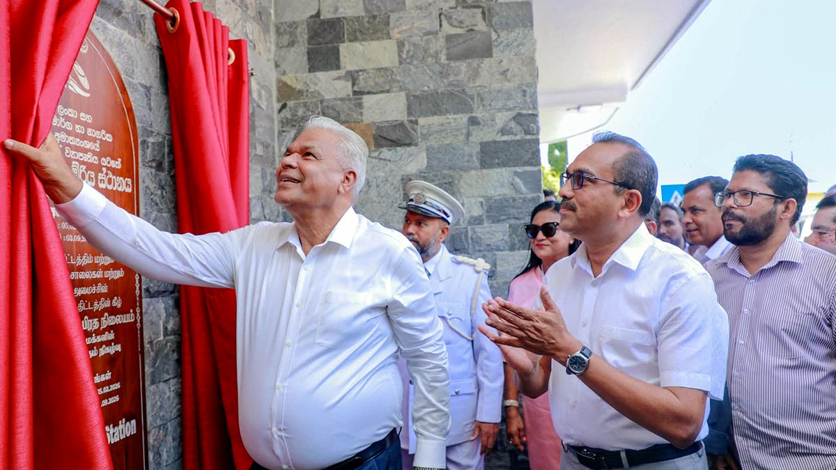 Dudley Sirisena unveiling the commemorative plaque at the renovated Polonnaruwa Railway Station as Minister Bimal Rathnayake and other officials applaud