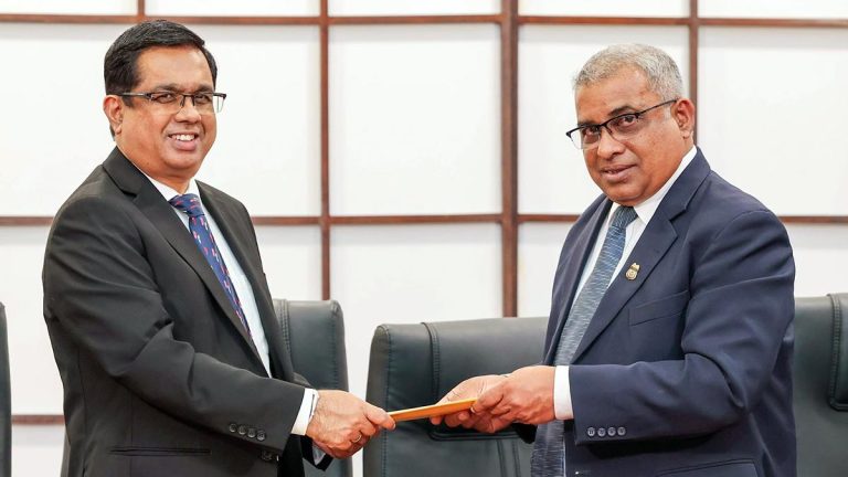 Dr Nandika Sanath Kumanayake exchanges the MoU document with M.S.L.R.P. Marasinghe at the President’s Media Centre