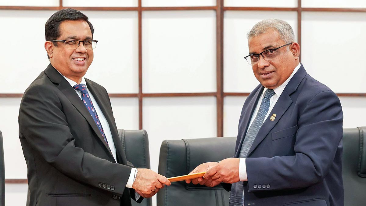 Dr Nandika Sanath Kumanayake exchanges the MoU document with M.S.L.R.P. Marasinghe at the President’s Media Centre