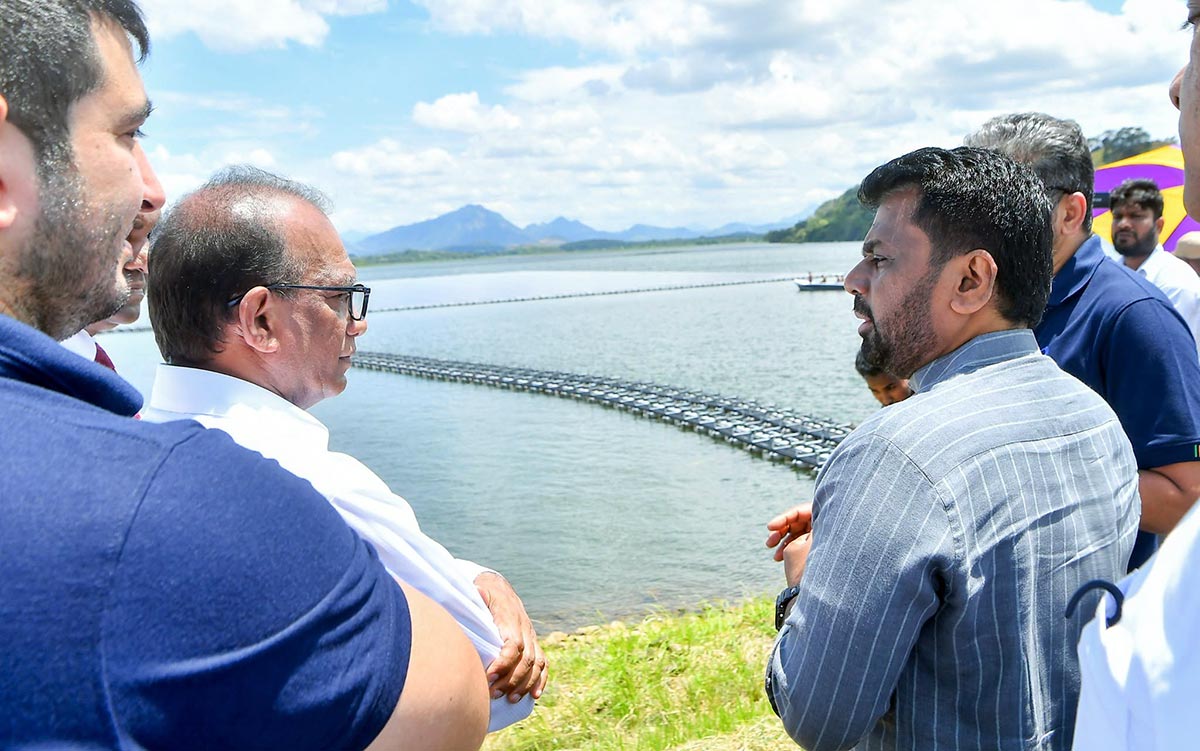 Sri Lanka President Anura Kumara Dissanayake and Minister Anura Karunathilaka viewing the Diyajanani Floating Solar Power Plant at Ibbankatuwa Tank with officials nearby