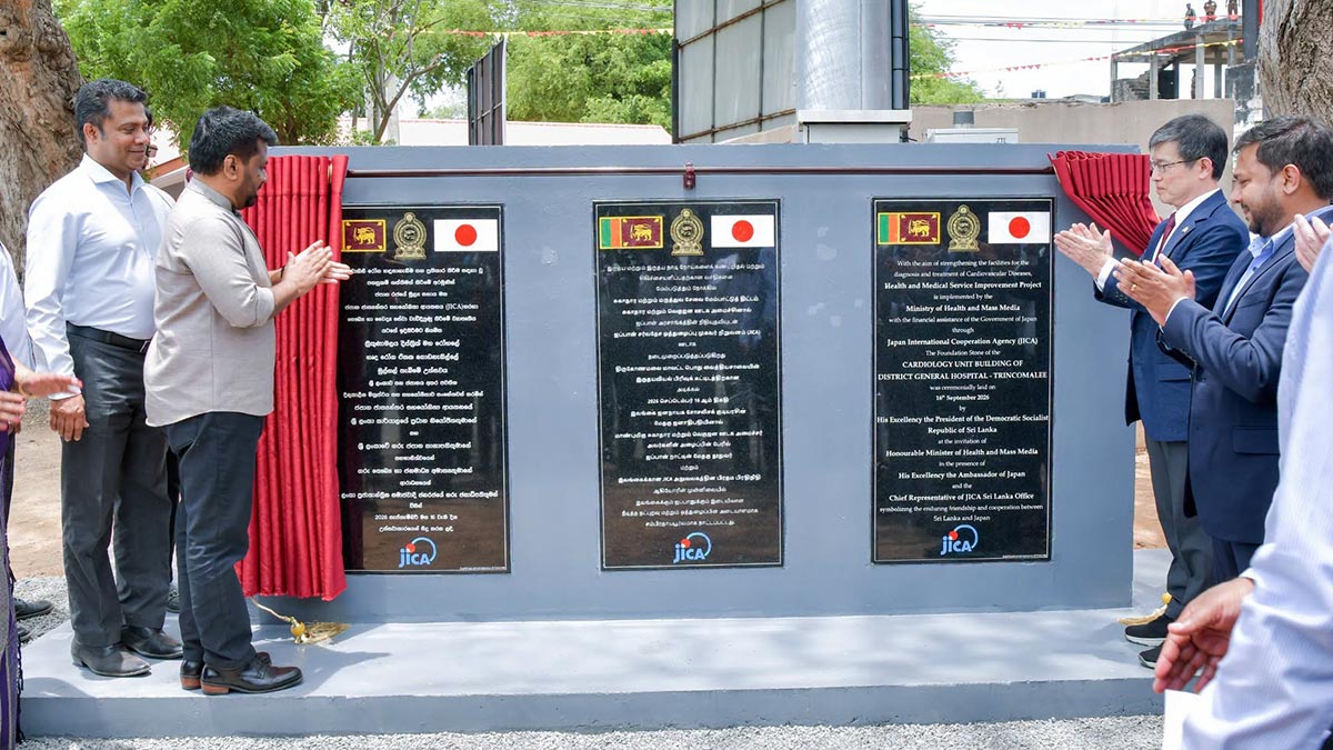 Sri Lankan President Anura Kumara Dissanayake and Japanese Ambassador Akio Isomata unveil the commemorative plaque for the new Cardiology Unit at Trincomalee Hospital