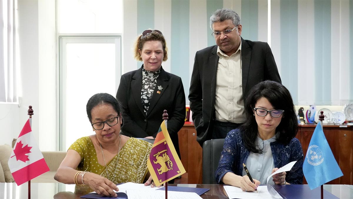 UNDP Resident Representative Azusa Kubota and Acting Government Analyst Kamani Perera sign agreements as Minister Harshana Nanayakkara and Canadian High Commissioner Isabelle Martin look on