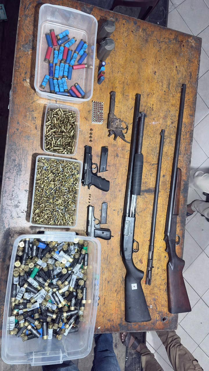 Firearms, ammunition and hand grenades seized by police from a cinema hall in Kirindiwela, displayed on a table