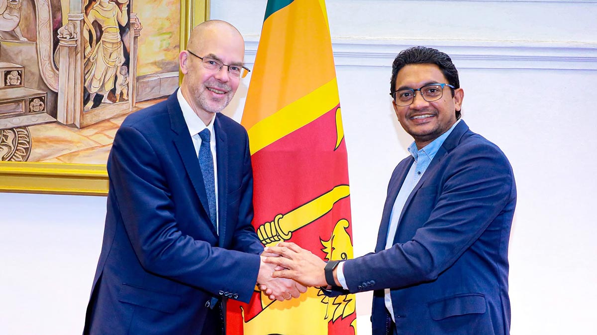 Sri Lanka’s Deputy Minister of Industry and Entrepreneurship Development Chathuranga Abeysinghe shakes hands with Pēteris Ustubs, Director for Asia and the Pacific at the European Commission’s DG INTPA