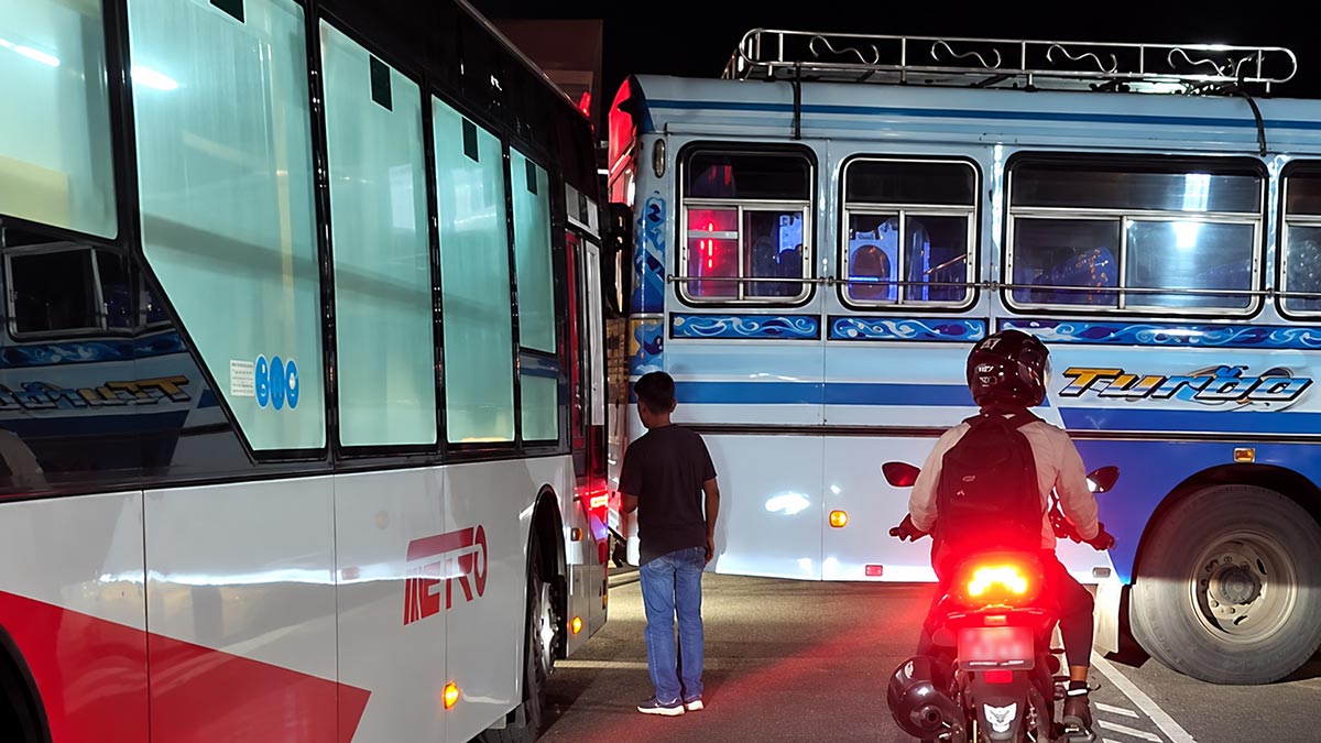 Private bus involved in a collision with a Metro bus in Athurugiriya, Sri Lanka, on October 8, 2026