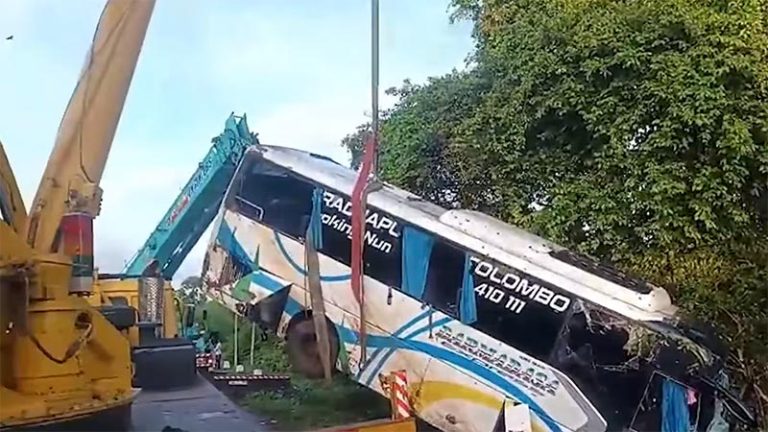 Luxury bus overturned near the Mee Oya Bridge in Puttalam, injuring 12 people